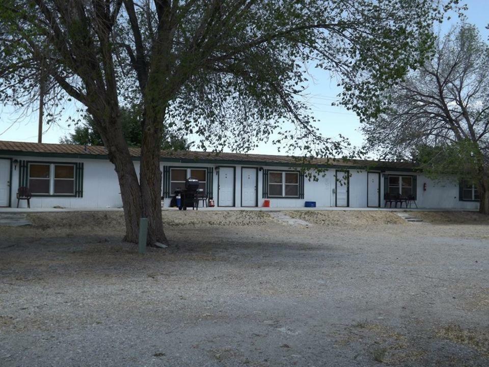 The Whispering Elms Motel Baker Экстерьер фото