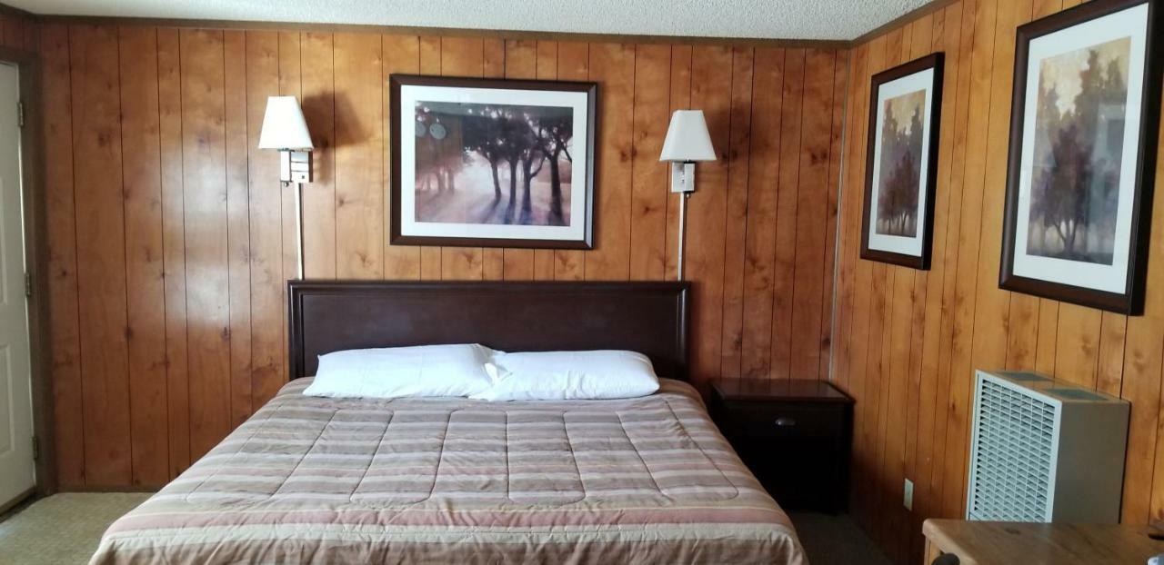The Whispering Elms Motel Baker Экстерьер фото